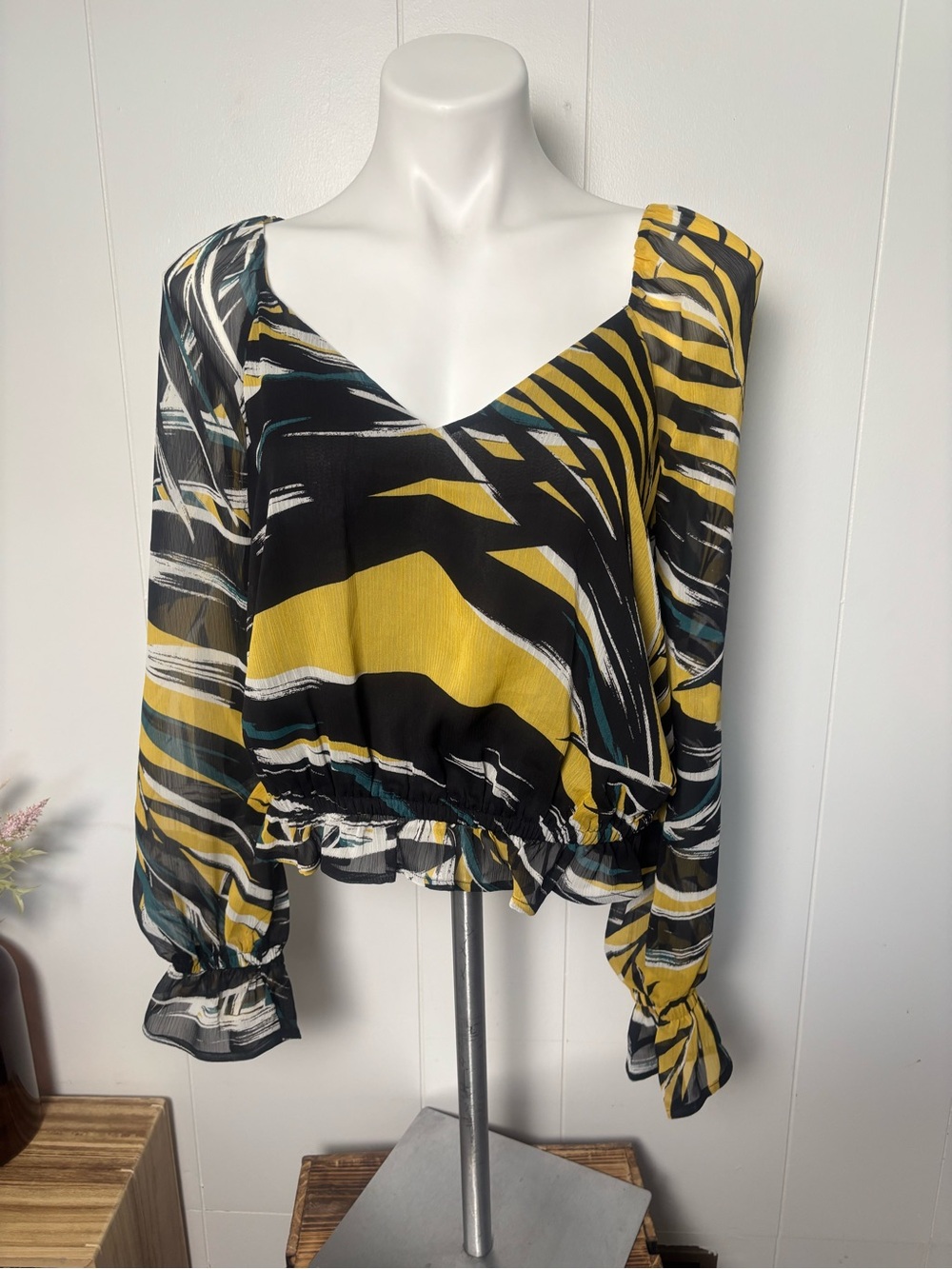 Express‎ Sheer Long Sleeve Crop Top Sz Medium Tropical Yellow Black New